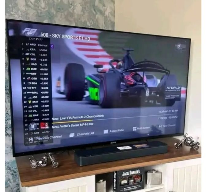Foto do cliente Felipe N. avaliando a qualidade 4K